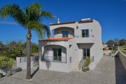 Modern renovated low maintenance V5 villa with pool and sea view near Vale do Lobo
