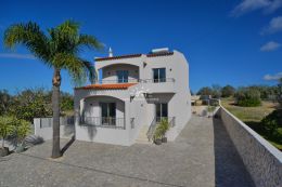 Modern renovated low maintenance V5 villa with pool and sea view near Vale do Lobo