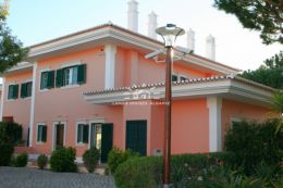 Luxuriöse Reiheneckhaus mit Pool in einer exklusiven Anlage in Quinta do Lago Luxuriöse Reiheneckhaus mit Pool in einer exklusiven Anlage in Quinta do Lago