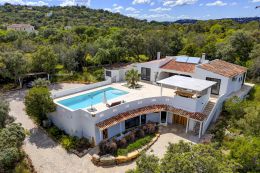 Schönes Landgut mit 6 SZ und Pool in der Nähe von Santa Barbara de Nexe