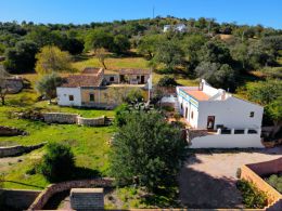 Charming quinta style property with large house to renovate with panoramic views