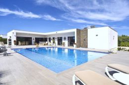 Elegant single storey villa with pool near Quelfes and Moncarapacho