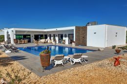 Elegant single storey villa with pool near Quelfes and Moncarapacho