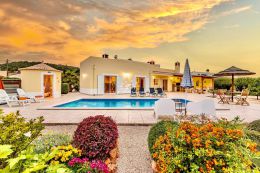 Sehr schöne Villa mit 4 Schlafzimmern, Pool und pflegeleichten Gärten nahe Loule und Boliquieme