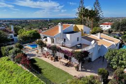 Schöne nach Süden ausgerichtete 5 Schlafzimmer Villa mit beheiztem Pool in der Nähe von Vilamoura