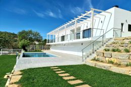 Neu gebaute moderne Villa mit Pool und schöner Aussicht