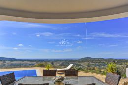 Exceptional 4 bedroom villa with pool and panoramic sea view near Santa Barbara de Nexe