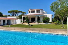 Elegant villa with guest studio and pool in sought after residential area near Vilamoura