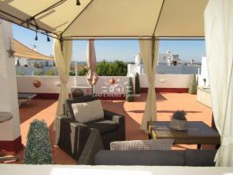 Dachgeschosswohnung mit grosser privater Dachterrasse und spektakulärem Meerblick Dachgeschosswohnung mit grosser privater Dachterrasse und spektakulärem Meerblick