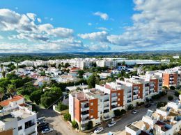 Spacious 3 bedroom apartment in Tavira with garage and sea view