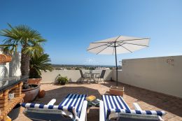 Spacious and bright one-bedroom apartment with sea views and roof terrace in Tavira