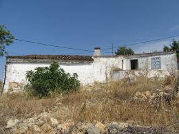 Südseitige Ruine mit Meerblick auf dem Land in der Nähe von Tavira Südseitige Ruine mit Meerblick auf dem Land in der Nähe von Tavira