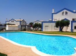Reihenhaus in grüner Wohngegend mit großem Pool und Terrasse Reihenhaus in grüner Wohngegend mit großem Pool und Terrasse
