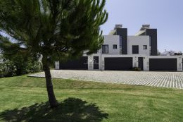 Contemporary, high quality townhouses with pool in Santa Luzia