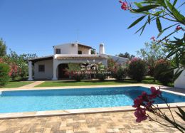 Villa im traditionellen Stil mit Pool und großem Garten mit Obstbäumen nahe Moncarapacho und Fuzeta