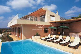 Südliche Villa mit beheiztem Innenpool und atemberaubendem Meerblick nahe Estoi Südliche Villa mit beheiztem Innenpool und atemberaubendem Meerblick nahe Estoi