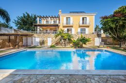 Beautiful villa with pool in nice residential area of Tavira