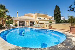 Beautiful 4 bedroom villa with pool and double garage on central location in Tavira