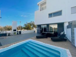 High quality modern villa with garage, pool and sea view in Tavira