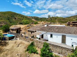Traditional country house with a plunge pool located north of Santa Catarina