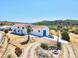 Traditional Quinta style property with land located near Castro Marim