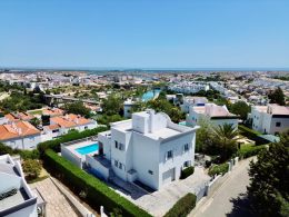 Charming Villa with pool, garage and sea view in Quinta do Perogil Tavira