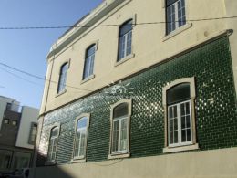 Historical property in need of renovation near the Old Church in Portimao Historical property in need of renovation near the Old Church in Portimao