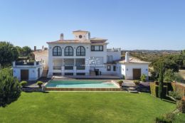 Moderne Villa mit Pool und Meerblick mit Blick auf die Fairways des Monte Rei Golf und Country Club