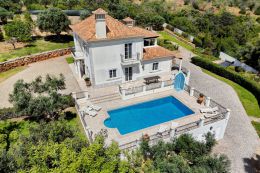 Beautiful villa with large plot, pool and sea view near Santa Barbara de Nexe
