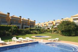 Well presented townhouse with pool in Ferreiras near Albufeira Well presented townhouse with pool in Ferreiras near Albufeira