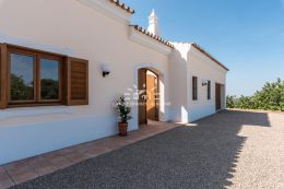 Villa mit Pool und Meerblick in einer idyllischen Umgebung nahe Santa Barbara de Nexe Villa mit Pool und Meerblick in einer idyllischen Umgebung nahe Santa Barbara de Nexe