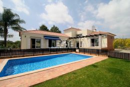 Charming villa with pool and double garage near Sao Bras de Alportel Charming villa with pool and double garage near Sao Bras de Alportel