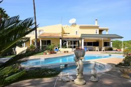 Large villa with pool in quiet residential location ideal for equestrian activities near Vilamoura