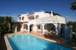 Freistehende Einfamilienhaus mit Pool nahe dem Falesia Strand in Albufeira Freistehende Einfamilienhaus mit Pool nahe dem Falesia Strand in Albufeira