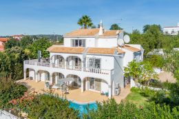 Charmante Villa mit Pool inmitten der ruhigen Landschaft zwischen Boliqueime und Vilamoura