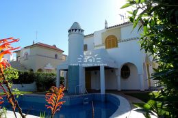 4 bedroom villa with pool in quiet residential area nearby the marina in Vilamoura 4 bedroom villa with pool in quiet residential area nearby the marina in Vilamoura