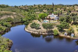 Villa im maurischen Stil mit Pool, privatem See und atemberaubendem Panoramablick