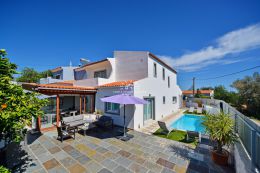 Recently renovated 4 bedroom villa with pool sold fully furnished near Vilamoura