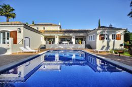 Elegant villa on prime frontline position overlooking the golf course in Vilamoura