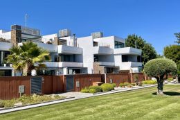 Moderne Villa mit Pool und Garage, Gemeinschaftsgärten und Kinderspielplatz