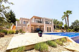 Three bedroom villa with pool on prestigious Golf Resort near Carvoeiro