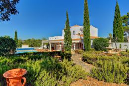 Schöne Villa mit Pool und sehr schönem Garten und weitreichender Aussicht in der Nähe von Loule