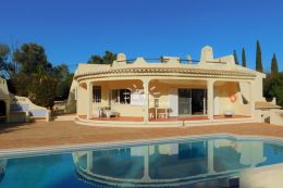 Villa mit pool und Tennisplatz in privilegierte Wohngegend nahe Alvor und Portimao Villa mit pool und Tennisplatz in privilegierte Wohngegend nahe Alvor und Portimao