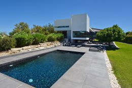 Beautiful contemporary villa with heated swimming pool near Estoi