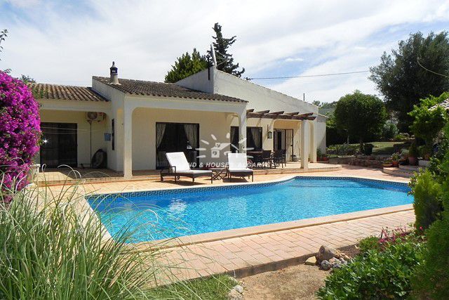 Gepflegte Einfamilienhaus zu verkaufen mit Pool in Almancil