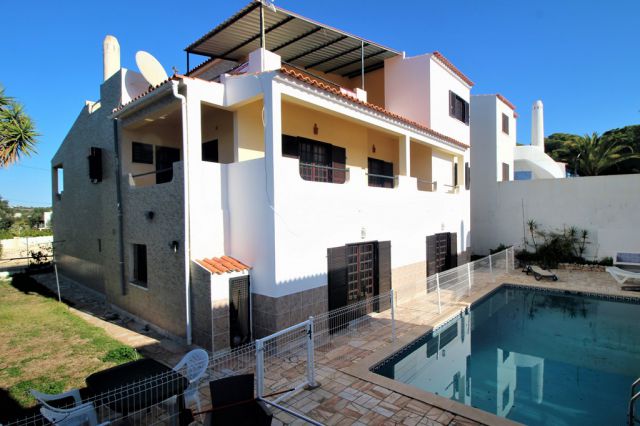 Geräumige Villa mit Pool und Garage nahe Olhos de Agua