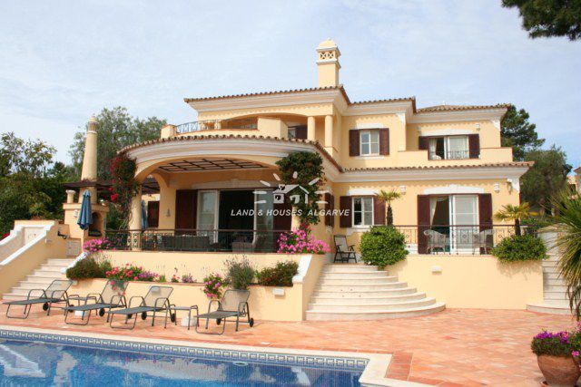 4 SZ Villa zu verkaufen mit Pool direct am Golfplatz in Quinta do Lago Pinheiros Altos