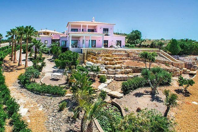 Atemberaubende 4 SZ Villa zu verkaufen mit Pool und fantastischem Blick auf die Küste nahe Santa Barbara de Nexe