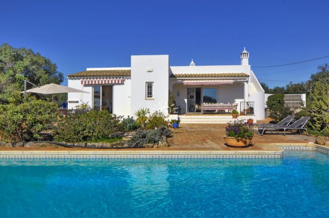 Charming well-maintained villa with pool close to the coast near Loule Charming well-maintained villa with pool close to the coast near Loule
