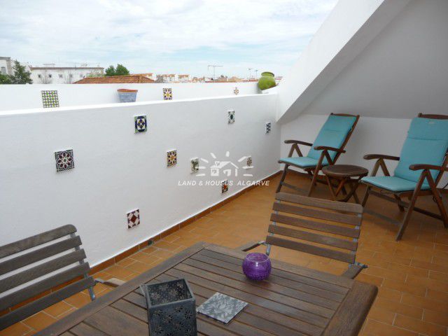 Großes Stadthaus zu verkaufen mit Terrasse im Herzen von Tavira in Ostalgarve